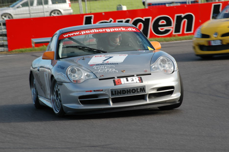 Den sølvgrå Porsche fra Team Lindholm i aktion.